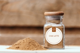 Chai latte v kořence