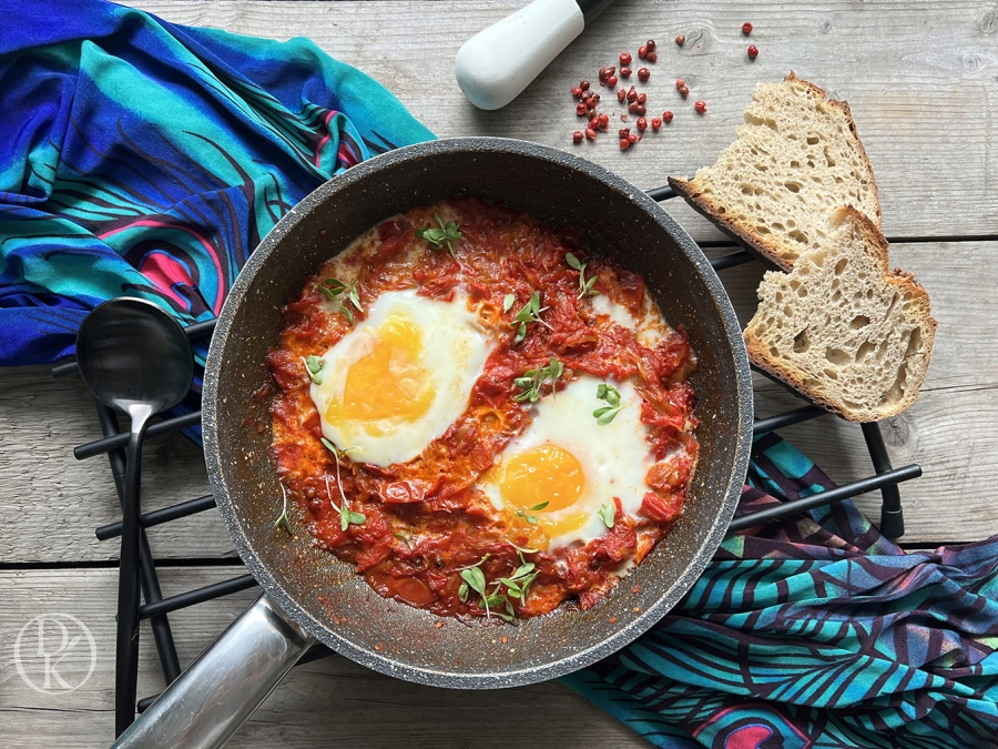 Shakshuka - vejce v rajčatové omáčce v marockém stylu