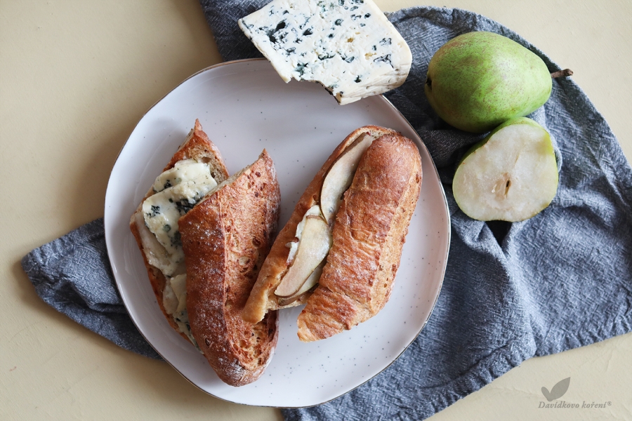 Sendvič s hruškami a modrým sýrem