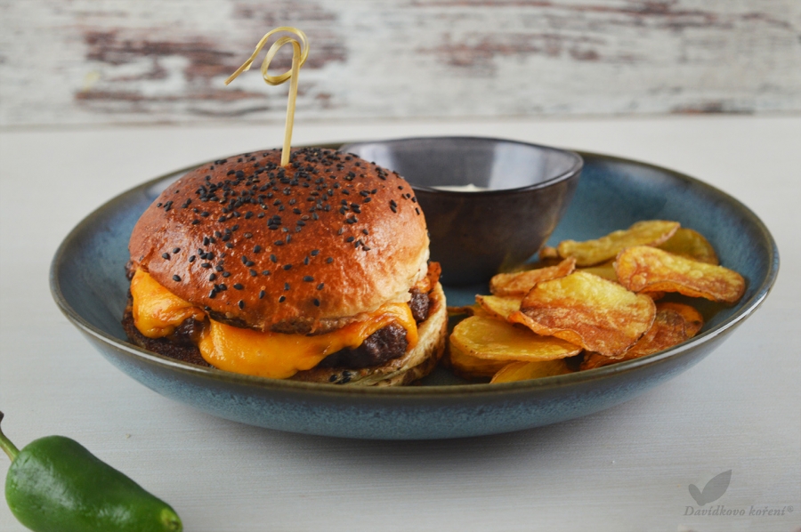 Burger s fazolemi, papričkou Jalapeño, cheddarem a bramborovými chipsy 