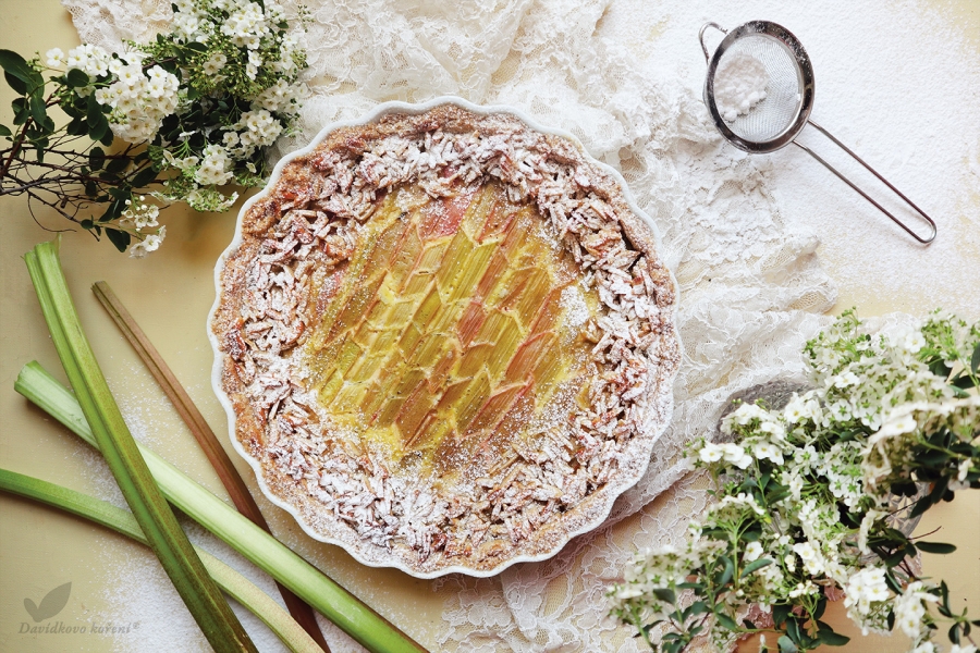 Slavnostní rebarborový koláč s karamelizovanými florentinskými mandlemi 