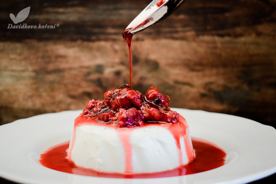  Panna cotta s přelivem z pečených malin