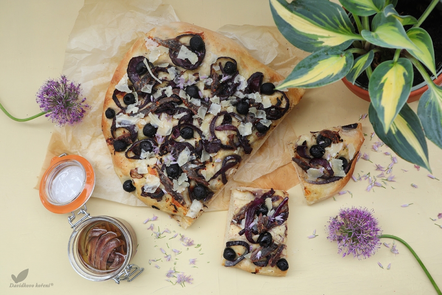 Focaccia s ančovičkami a cibulí