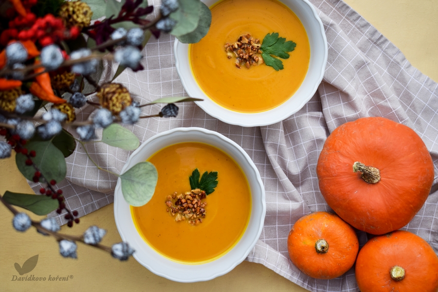 Krémová polévka z dýně s praženými chilli ořechy