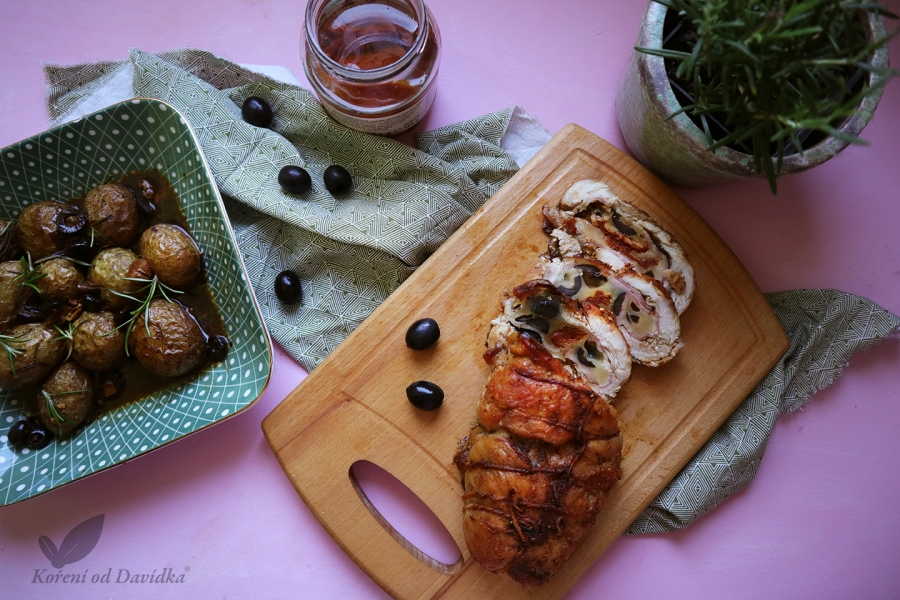 Roláda se sušenými rajčaty, mozzarellou a olivami