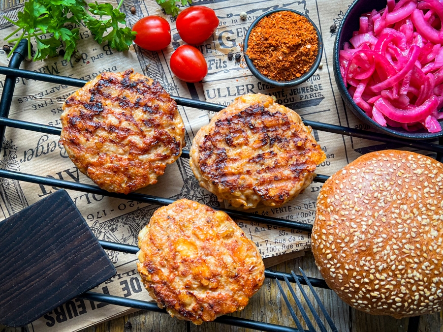 Šťavnatý krůtí burger se sýrem